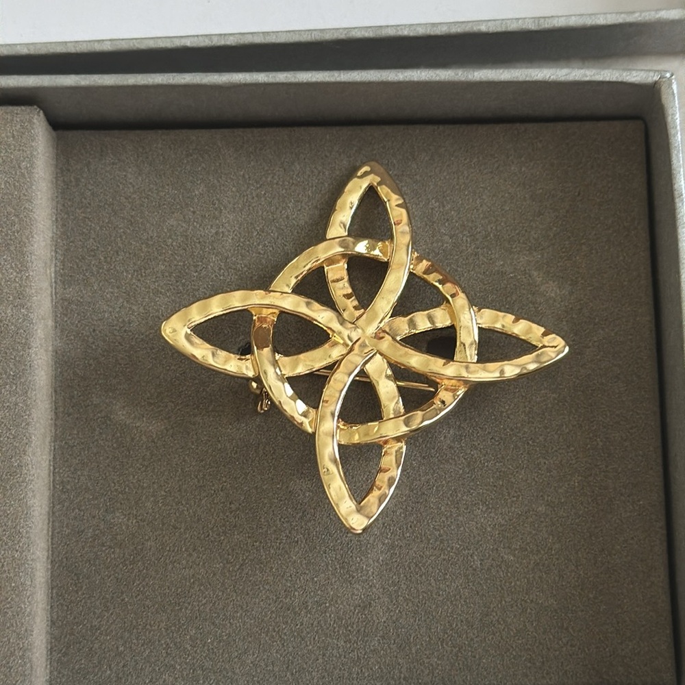 The Giving Pin- Celtic Knot - Picture 3 of 6